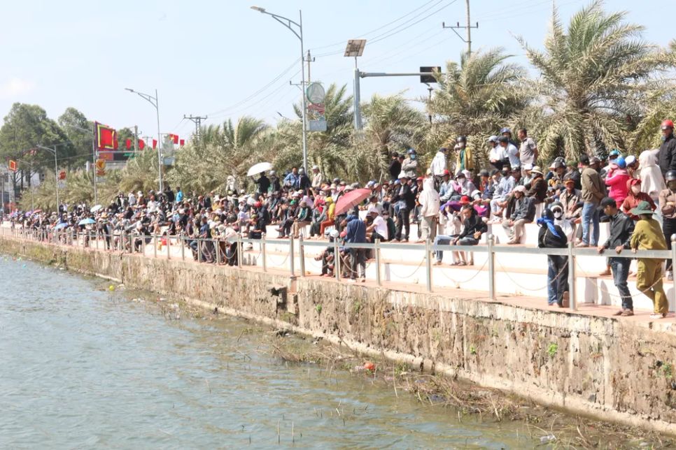 Rất đông người dân đến xem Giải đua thuyền nam truyền thống tại xã Krông Ana Rất đông người dân đến xem Giải đua thuyền nam truyền thống tại xã Krông Ana