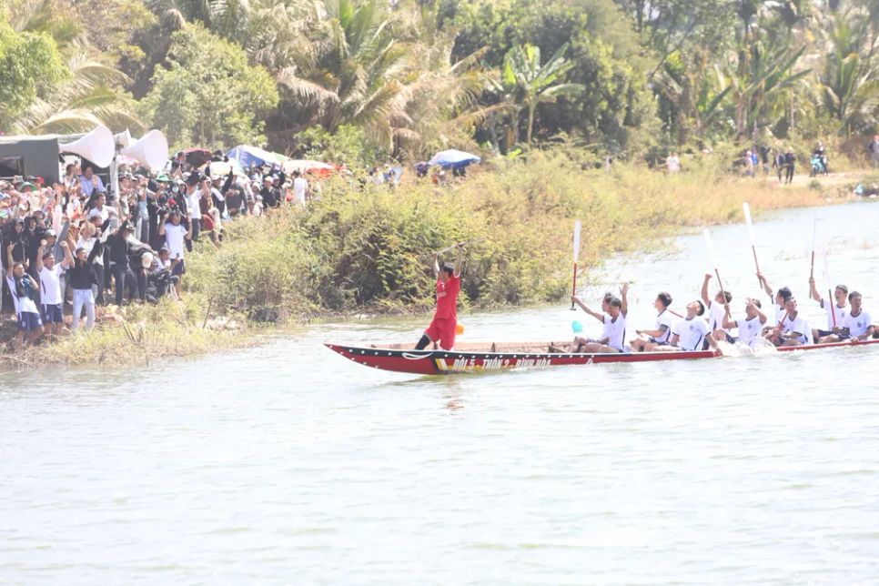 Thuyền của đội 5, thôn 2, xã Krông Ana xuất sắc giành giải vô địch Thuyền của đội 5, thôn 2, xã Krông Ana xuất sắc giành giải vô địch