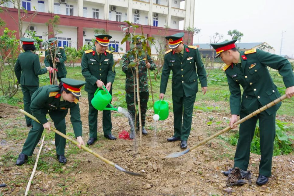 Bộ Chỉ huy Quân sự tỉnh Hà Tĩnh ra quân trồng cây xanh các loại