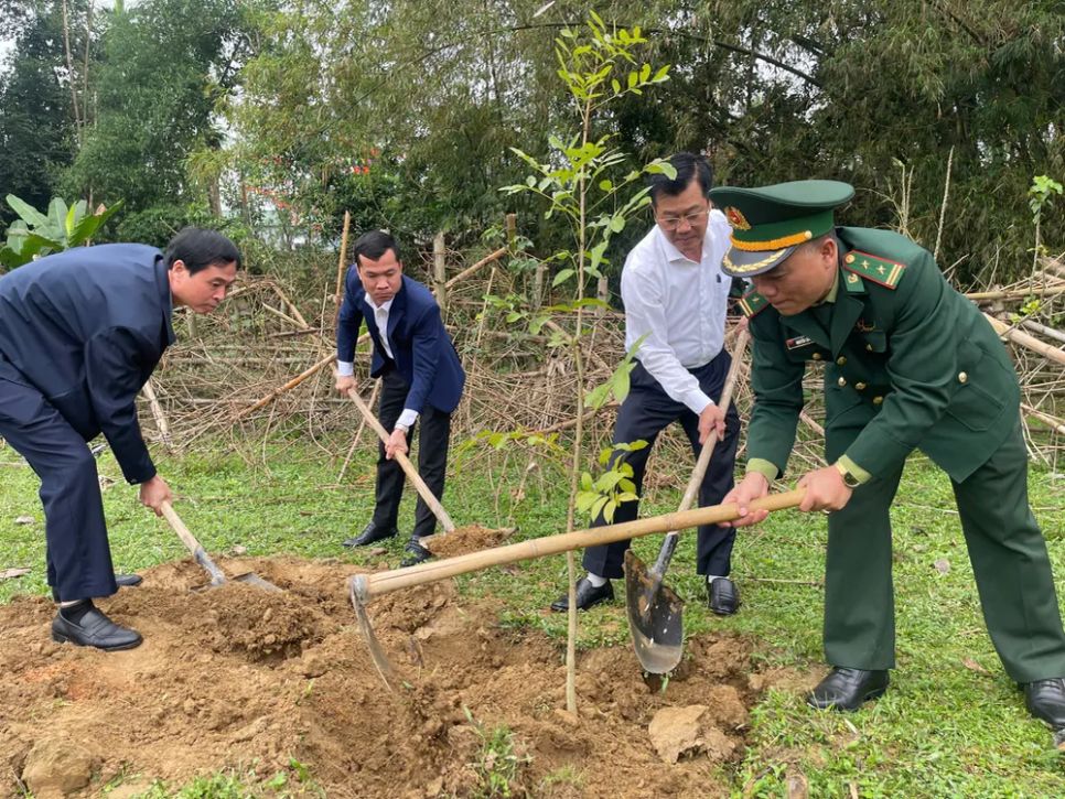 Sáng 23-2, Đồn Biên phòng Môn Sơn (tỉnh Nghệ An) phối hợp với địa phương tổ chức trồng cây