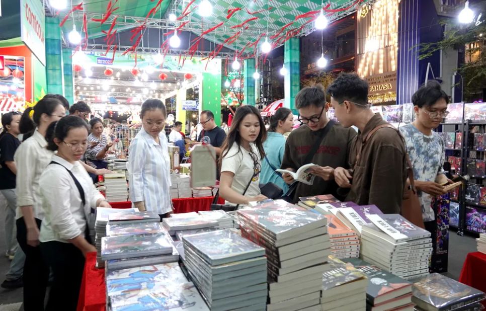 Bạn đọc trẻ say mê với lễ hội Đường sách Tết Bính Ngọ 2026. Ảnh: THÚY BÌNH