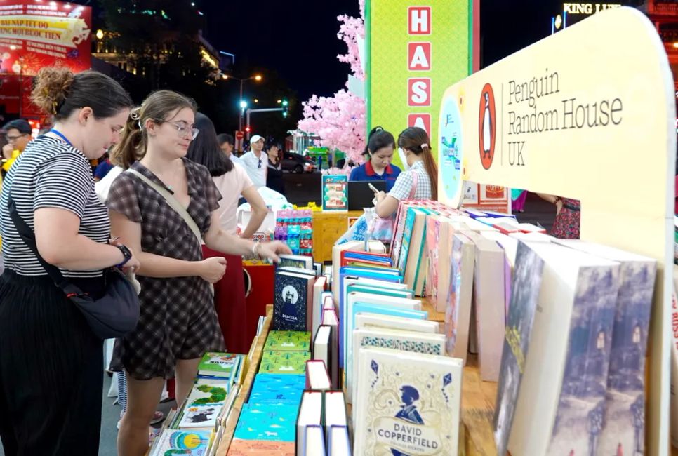 Du khách quốc tế thích thú khám phá Lễ hội Đường sách TPHCM năm 2026. Ảnh: THÚY BÌNH