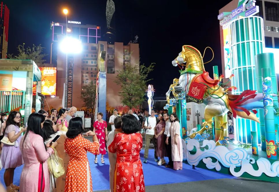 Khách du xuân tham quan Đường sách tết Bính Ngọ 2026 và chụp ảnh kỷ niệm với linh vật Ngựa được thiết kế độc đáo trên Đường sách. Ảnh: THÚY BÌNH