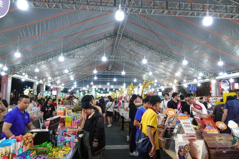 Lễ hội Đường sách Tết đã trở thành một nét văn hóa đặc trưng không thể thiếu mỗi dịp tết đến xuân về tại TPHCM. Ảnh: THÚY BÌNH