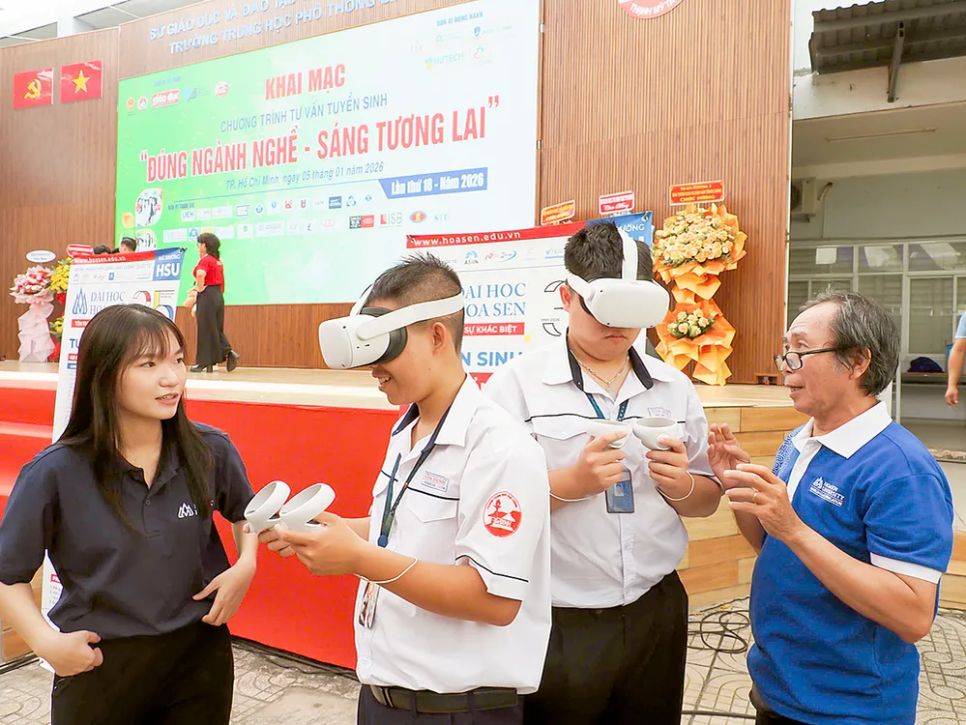 Học sinh Trường THPT Gia Định (phường Thạnh Mỹ Tây, TPHCM) tham gia buổi tư vấn xét tuyển đại học vào đầu tháng 1-2026 ẢNH: THU TÂM