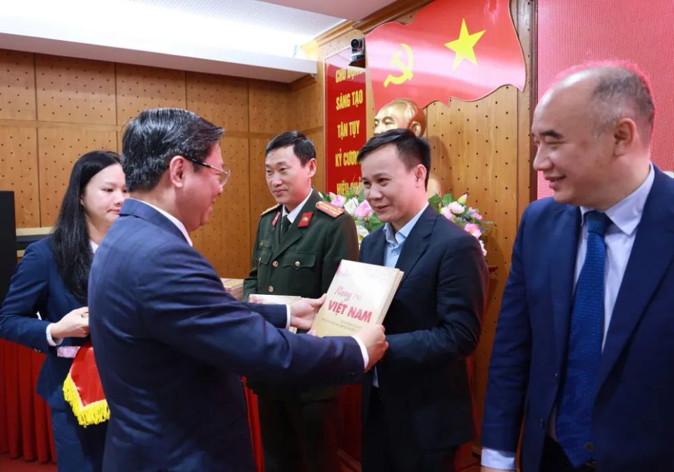 PGS-TS Vũ Trọng Lâm, Giám đốc - Tổng Biên tập Nhà xuất bản Chính trị quốc gia Sự thật trao tặng sách cho các cá nhân, tập thể PGS-TS Vũ Trọng Lâm, Giám đốc - Tổng Biên tập Nhà xuất bản Chính trị quốc gia Sự thật trao tặng sách cho các cá nhân, tập thể