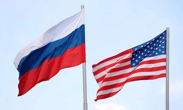 Quốc kỳ Nga - Mỹ. Ảnh minh hoạ: RT