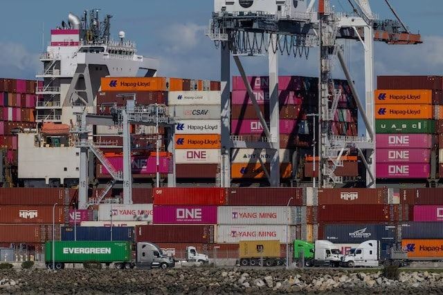 Mỹ triển khai thuế nhập khẩu bổ sung 10% đối với hàng hóa toàn cầu. Ảnh: Reuters Mỹ triển khai thuế nhập khẩu bổ sung 10% đối với hàng hóa toàn cầu. Ảnh: Reuters