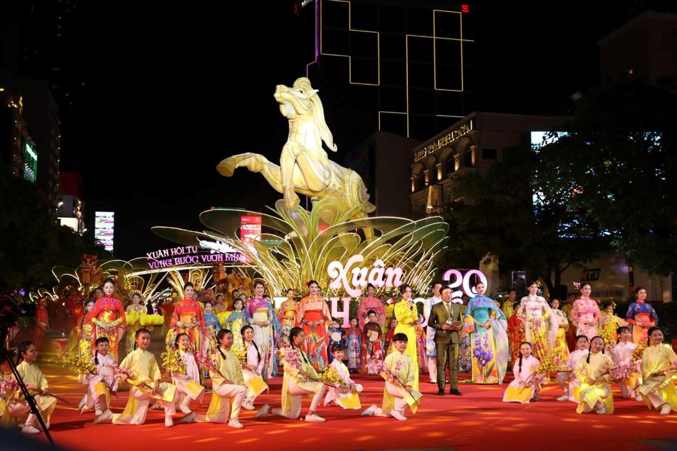 Linh vật ngựa ở đường hoa Nguyễn Huệ rực sáng trong đêm khai mạc. Ảnh: Hoàng Chương Linh vật ngựa ở đường hoa Nguyễn Huệ rực sáng trong đêm khai mạc. Ảnh: Hoàng Chương