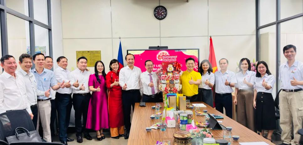 Đoàn công tác UBND TPHCM trao tặng phần quà tết ý nghĩa và chụp ảnh lưu niệm cùng tập thể Đại Phát Food. Ảnh: ĐÌNH DƯ