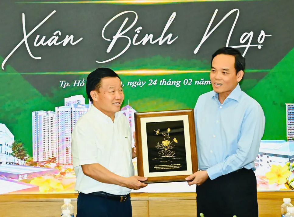 Bí thư Thành ủy TPHCM Trần Lưu Quang trân trọng những đóng góp của công ty vào sự phát triển TPHCM; gửi tặng đơn vị bức tranh lưu niệm. Ảnh: VIỆT DŨNG Bí thư Thành ủy TPHCM Trần Lưu Quang trân trọng những đóng góp của công ty vào sự phát triển TPHCM; gửi tặng đơn vị bức tranh lưu niệm. Ảnh: VIỆT DŨNG
