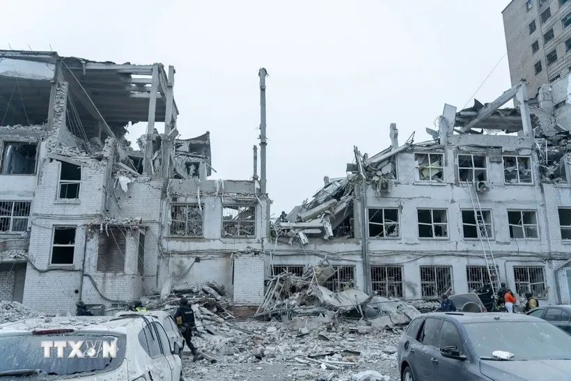 Nhân viên cứu hộ tìm kiếm các nạn nhân trong đống đổ nát của tòa nhà bị trúng tên lửa Nga ở Zaporizhzhia, Ukraine ngày 10-12-2024. Ảnh: AA/TTXVN Nhân viên cứu hộ tìm kiếm các nạn nhân trong đống đổ nát của tòa nhà bị trúng tên lửa Nga ở Zaporizhzhia, Ukraine ngày 10-12-2024. Ảnh: AA/TTXVN