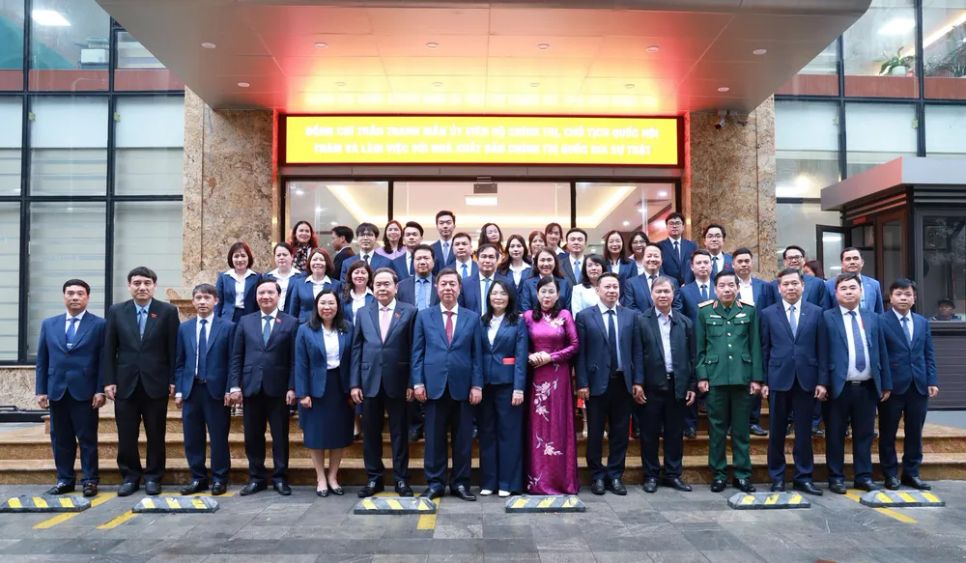 Chủ tịch Quốc hội Trần Thanh Mẫn cùng các đại biểu chụp ảnh cùng cán bộ, nhân viên của Nhà xuất bản Chính trị quốc gia Sự thật Chủ tịch Quốc hội Trần Thanh Mẫn cùng các đại biểu chụp ảnh cùng cán bộ, nhân viên của Nhà xuất bản Chính trị quốc gia Sự thật