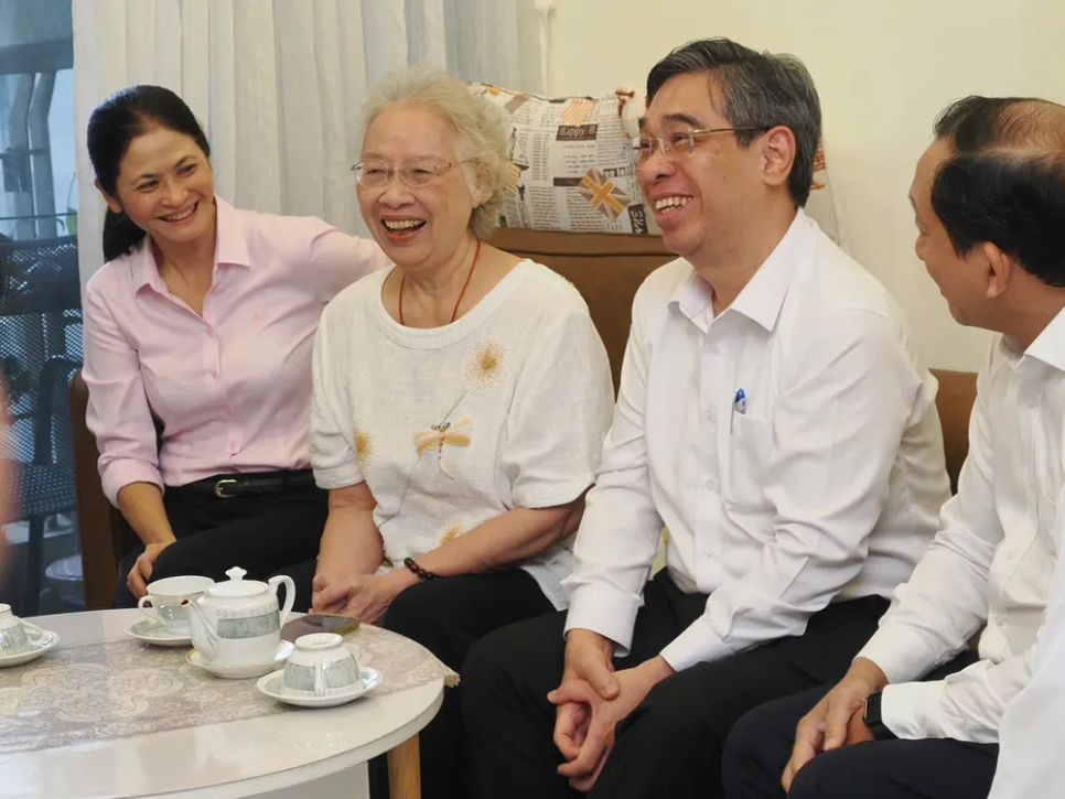 Đồng chí Nguyễn Phước Lộc chia sẻ với BS Trương Xuân Liễu về thành tựu của y tế thành phố. Ảnh: HOÀNG HÙNG Đồng chí Nguyễn Phước Lộc chia sẻ với BS Trương Xuân Liễu về thành tựu của y tế thành phố. Ảnh: HOÀNG HÙNG