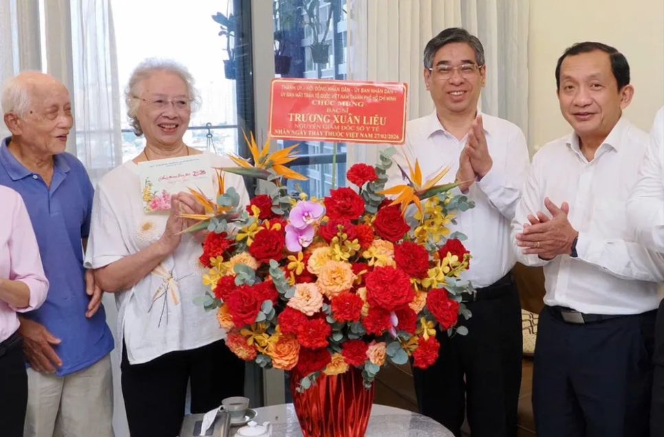 Đồng chí Nguyễn Phước Lộc thăm và chúc mừng BS Trương Xuân Liễu. Ảnh: HOÀNG HÙNG Đồng chí Nguyễn Phước Lộc thăm và chúc mừng BS Trương Xuân Liễu. Ảnh: HOÀNG HÙNG