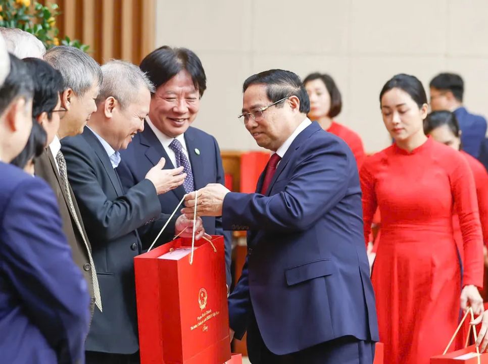 Thủ tướng Phạm Minh Chính tặng quà các chuyên gia, nhà khoa học tiêu biểu trong lĩnh vực y tế. Ảnh: VIẾT CHUNG Thủ tướng Phạm Minh Chính tặng quà các chuyên gia, nhà khoa học tiêu biểu trong lĩnh vực y tế. Ảnh: VIẾT CHUNG