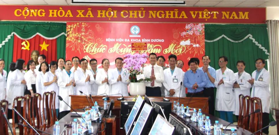 Đoàn công tác Ban Tuyên giáo và Dân vận Thành ủy TPHCM chụp ảnh lưu niệm với Ban Giám đốc, đội ngũ y bác sĩ, cán bộ, nhân viên Bệnh viện Đa khoa Bình Dương