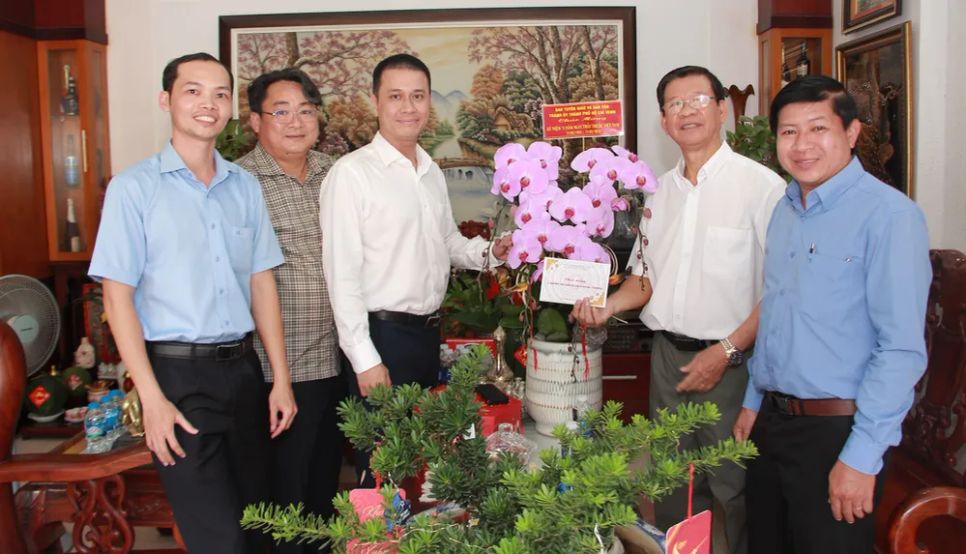 Đoàn công tác Ban Tuyên giáo và Dân vận Thành ủy TPHCM tặng hoa và quà chúc mừng BS Văn Quang Tân