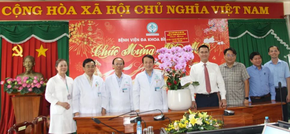 Đồng chí Nguyễn Việt Long, Phó trưởng Ban Tuyên giáo và Dân vận Thành ủy TPHCM tặng hoa và quà chúc mừng Ban Giám đốc Bệnh viện Đa khoa Bình Dương