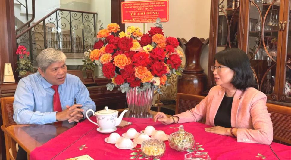 Đồng chí Trần Thị Diệu Thúy trò chuyện với PGS-TS-BS Lê Chí Dũng Đồng chí Trần Thị Diệu Thúy trò chuyện với PGS-TS-BS Lê Chí Dũng