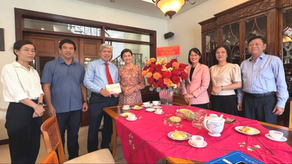 Phó Chủ tịch UBND TPHCM Trần Thị Diệu Thúy thăm, chúc mừng PGS-TS-BS Lê Chí Dũng, nguyên Trưởng khoa Bệnh học Cơ xương khớp, Bệnh viện Chấn thương Chỉnh hình TPHCM Phó Chủ tịch UBND TPHCM Trần Thị Diệu Thúy thăm, chúc mừng PGS-TS-BS Lê Chí Dũng, nguyên Trưởng khoa Bệnh học Cơ xương khớp, Bệnh viện Chấn thương Chỉnh hình TPHCM