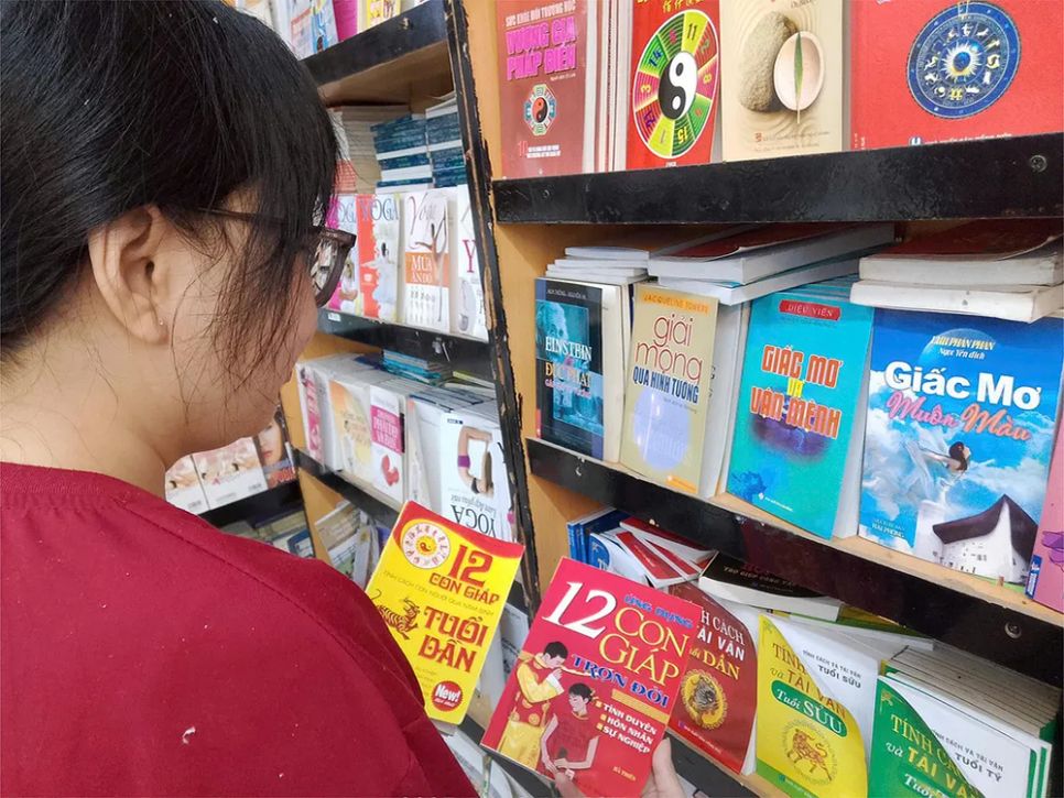 Sách giải bói được bày bán ngay trong nhà sách