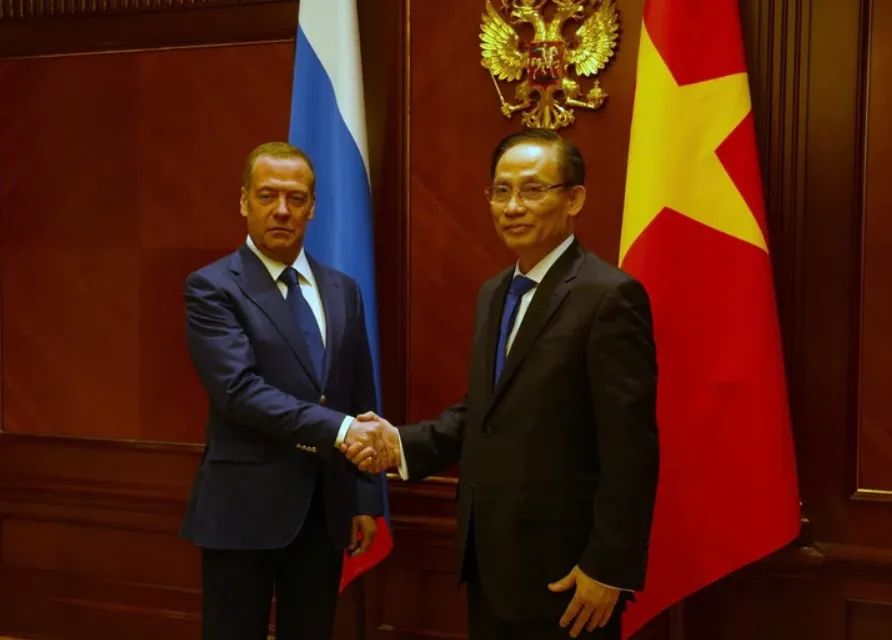 Đặc phái viên của Tổng Bí thư Tô Lâm, Ủy viên Bộ Chính trị, Bộ trưởng Ngoại giao Lê Hoài Trung gặp Chủ tịch Đảng Nước Nga thống nhất D. Medvedev. Ảnh: VOV