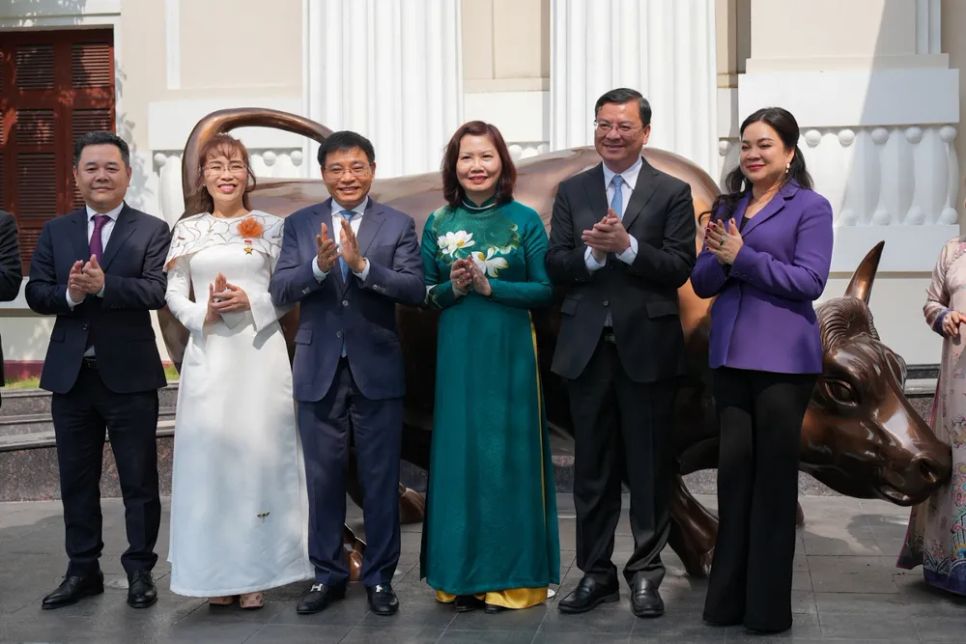 Tỷ phú Nguyễn Thị Phương Thảo dự Lễ đánh cồng khởi động HoSE Tỷ phú Nguyễn Thị Phương Thảo dự Lễ đánh cồng khởi động HoSE