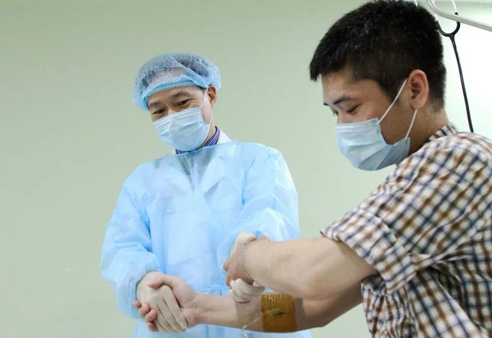 GS-TS Nguyễn Thế Hoàng, nguyên Phó Giám đốc Bệnh viện Trung ương Quân đội 108 chúc mừng người bệnh đầu tiên tại Việt Nam được ghép chi thể