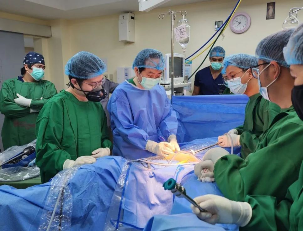 TS-BS Nguyễn Phú Hữu, Trưởng khoa Phẫu thuật đại trực tràng, Bệnh viện Bình Dân hướng dẫn đồng nghiệp người Philippines phẫu thuật bằng robot. ẢNH: THÀNH AN