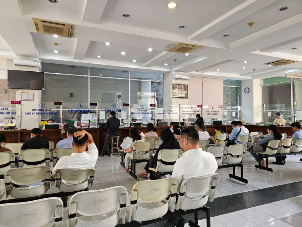 Người dân làm thủ tục đăng ký đất đai tại Văn phòng Đăng ký đất đai TPHCM.