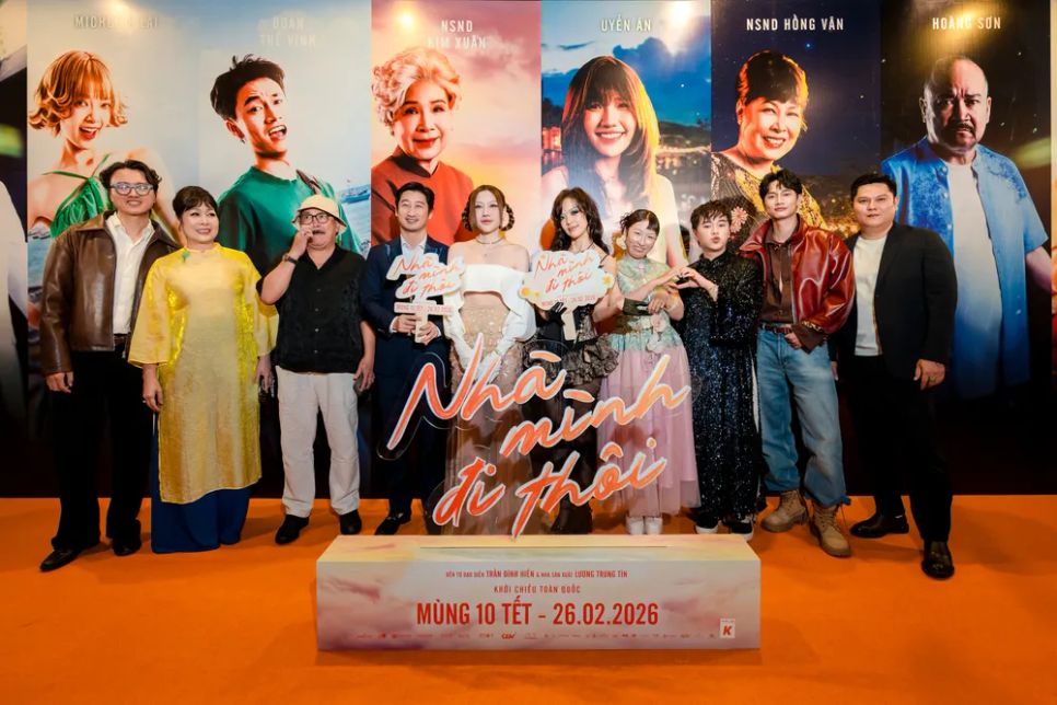 Ê-kíp đoàn phim “Nhà mình đi thôi” tại buổi công chiếu phim
