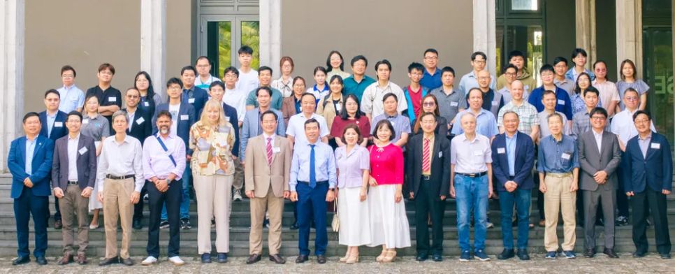 Các đại biểu, nhà khoa học giao lưu, chụp ảnh lưu niệm bên lề hội nghị. Ảnh: TRUNG NHÂN Các đại biểu, nhà khoa học giao lưu, chụp ảnh lưu niệm bên lề hội nghị. Ảnh: TRUNG NHÂN