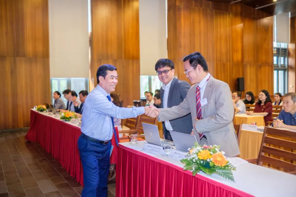 Lãnh đạo Sở KH-CN Gia Lai chào mừng các đại biểu, nhà khoa học tại hội nghị. Ảnh: TRUNG NHÂN Lãnh đạo Sở KH-CN Gia Lai chào mừng các đại biểu, nhà khoa học tại hội nghị. Ảnh: TRUNG NHÂN