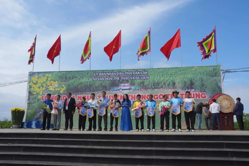 Ban tổ chức trao cờ lưu niệm cho các 