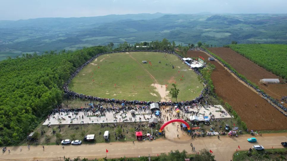 Rất đông người đến xem Hội đua ngựa