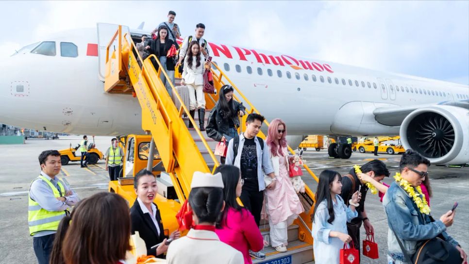 Du khách xuống sân bay Đà Nẵng trên đường bay mới