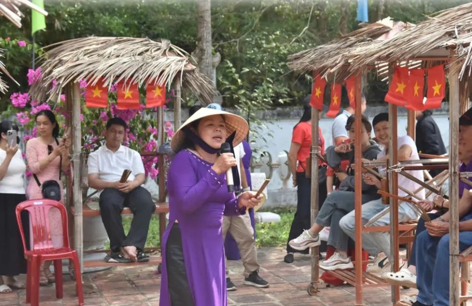 Chơi bài chòi tại lễ hội đền Huyền Trân