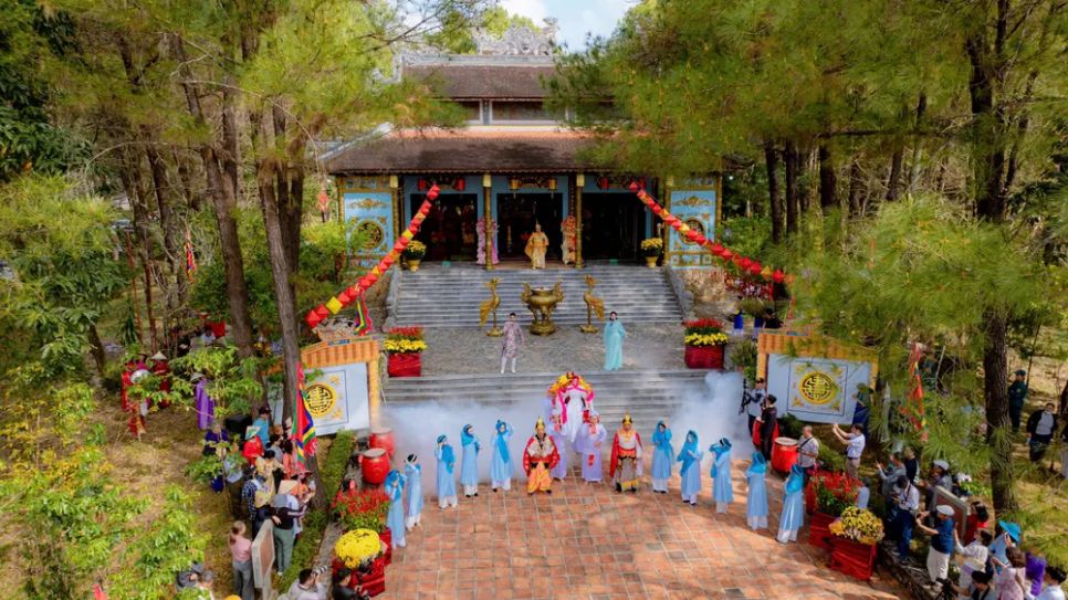 Khai hội đền Huyền Trân