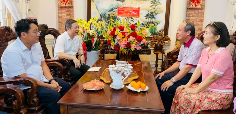 Đồng chí Dương Anh Đức thăm hỏi, tri ân Thầy thuốc Nhân dân, PGS-TS-BS Trần Việt Hồng