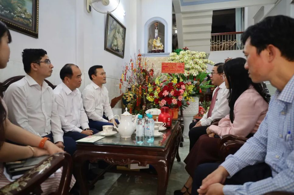 Đồng chí Bùi Xuân Cường thăm hỏi gia đình Thầy thuốc Nhân dân, GS-TS-BS Ngô Minh Xuân. Ảnh: QUỐC HÙNG