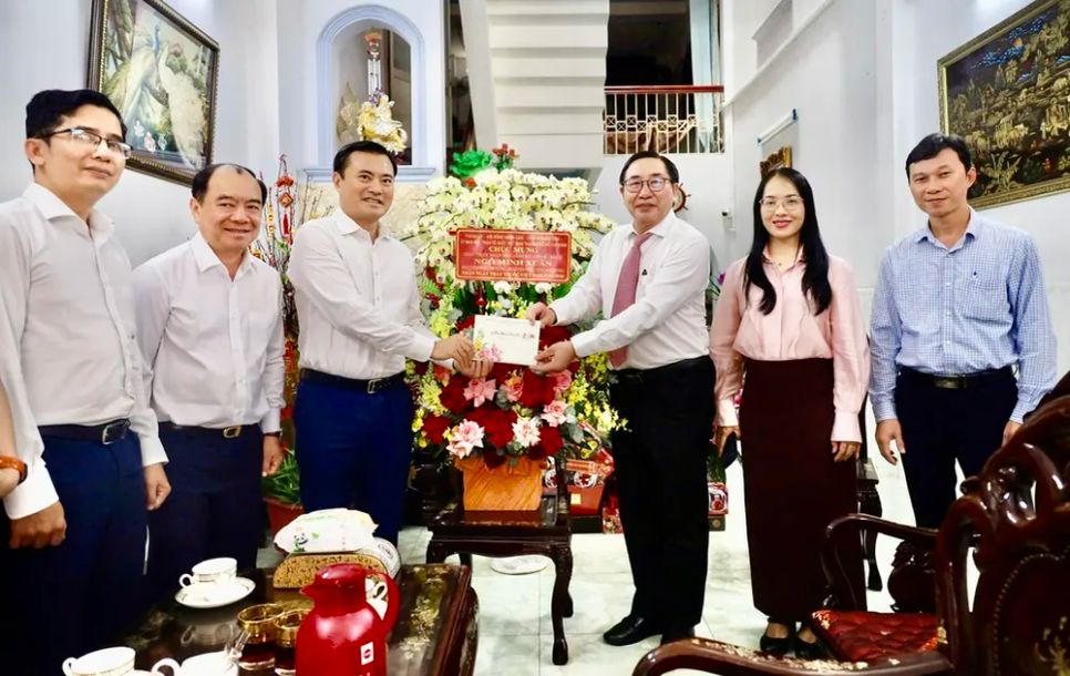 Đồng chí Bùi Xuân Cường thăm và chúc mừng Thầy thuốc Nhân dân, GS-TS-BS Ngô Minh Xuân. Ảnh: QUỐC HÙNG