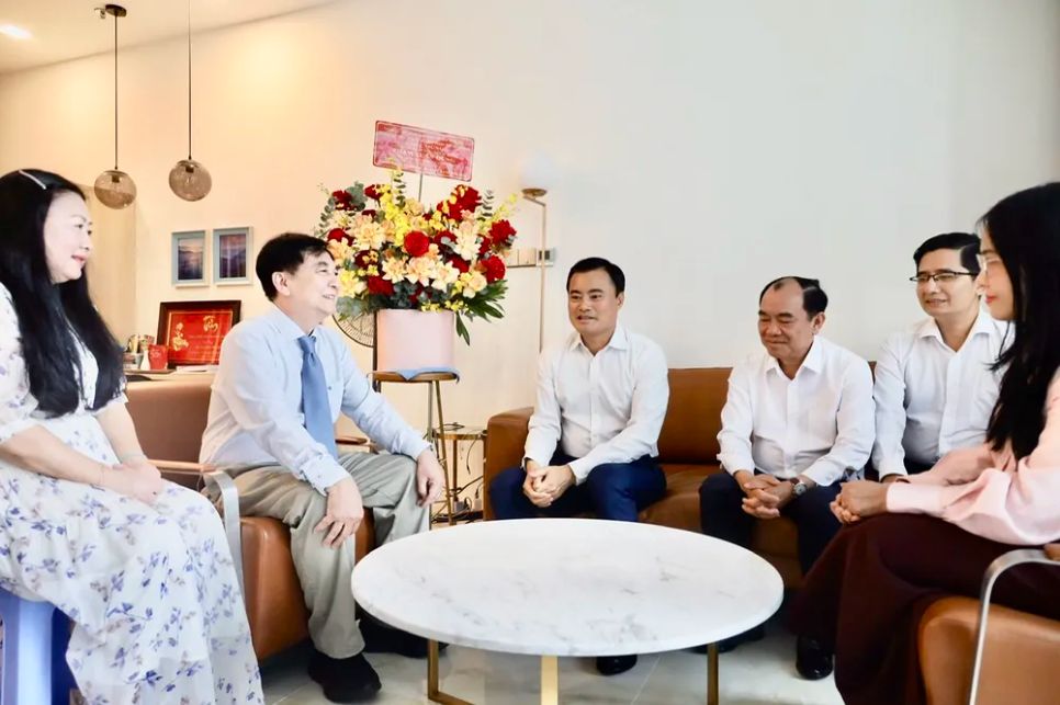 Đồng chí Bùi Xuân Cường trò chuyện cùng gia đình Thầy thuốc Nhân dân, TS-BS Phạm Xuân Dũng. Ảnh: QUỐC HÙNG