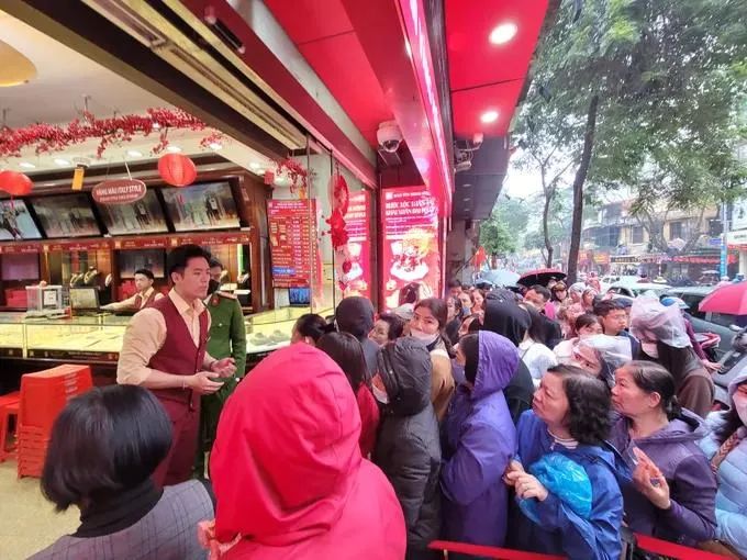 Người dân chen chúc chờ tới lượt mua vàng tại một cửa hàng vàng trên phố Trần Nhân Tông. Ảnh: QUỐC KHÁNH