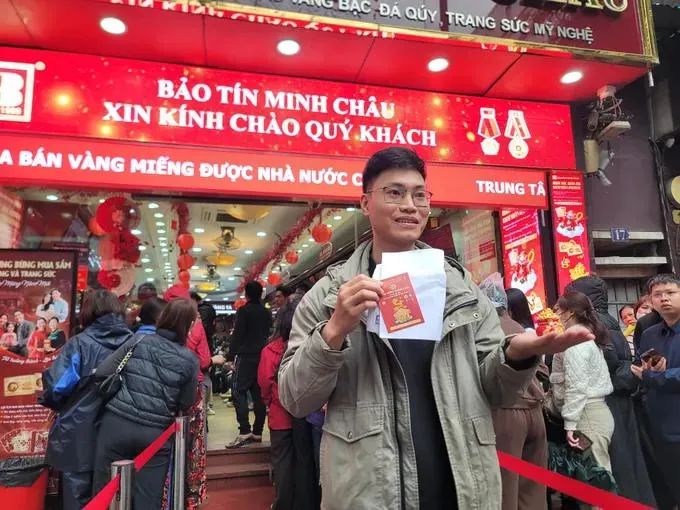 Người dân xếp hàng đông nghịt chờ mua vàng trước ngày Vía Thần Tài ở phố Trần Nhân Tông. Ảnh: QUỐC KHÁNH