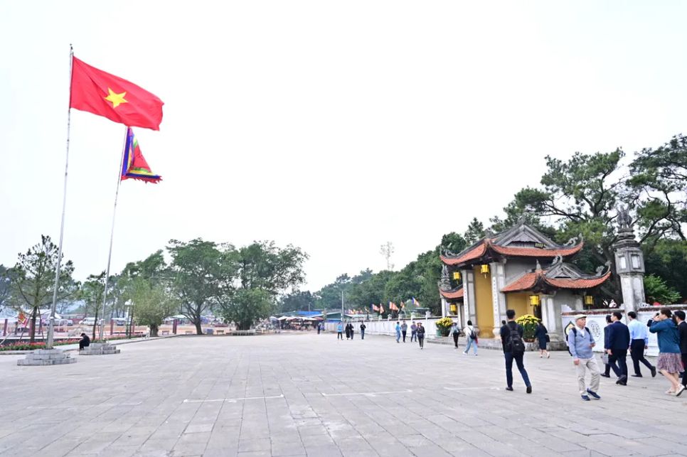 Khu vực phía ngoài chùa Côn Sơn được dọn dẹp sạch sẽ, sẵn sàng khai hội vào ngày mai, 26-2. Ảnh: ĐỖ TRUNG