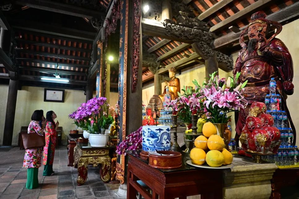 Trong chiều 25-2, nhiều du khách đã tới cầu lộc, cầu tài, mong một năm bình an tại chùa Côn Sơn. Ảnh: ĐỖ TRUNG