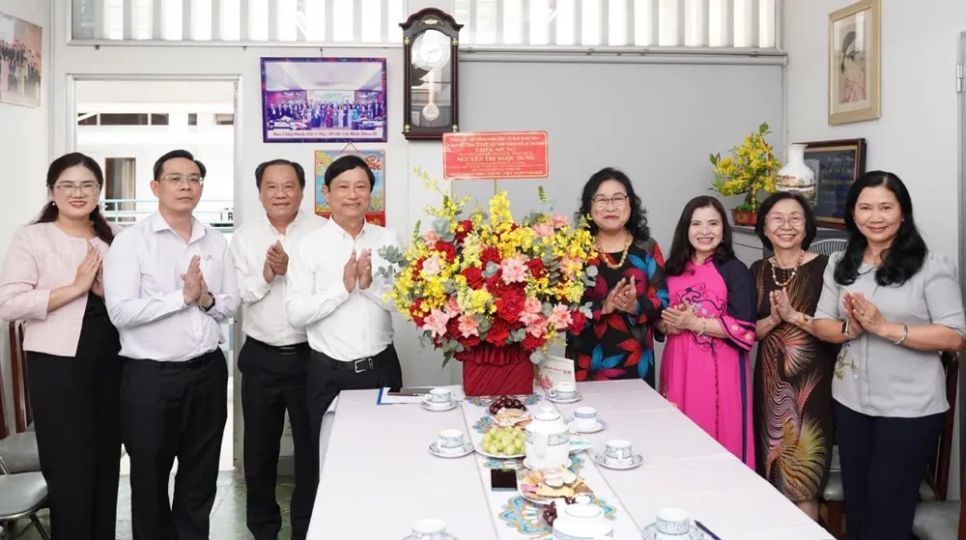 Đồng chí Võ Văn Minh chúc mừng PGS-TS-BS Nguyễn Thị Ngọc Dung. Ảnh: HOÀNG HÙNG Đồng chí Võ Văn Minh chúc mừng PGS-TS-BS Nguyễn Thị Ngọc Dung. Ảnh: HOÀNG HÙNG