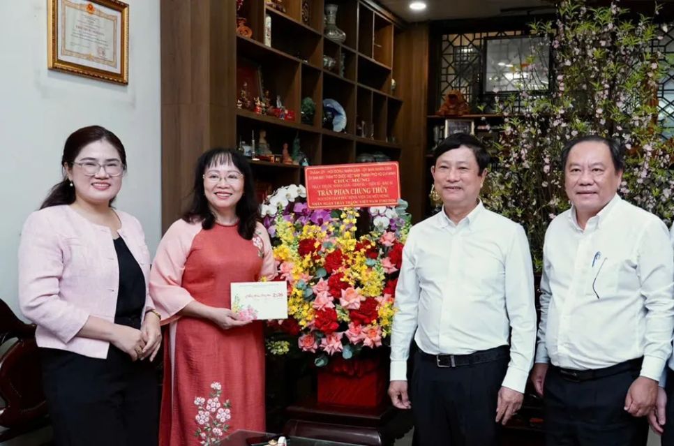 Đồng chí Võ Văn Minh thăm và chúc mừng GS-TS-BS Trần Phan Chung Thủy. Ảnh: HOÀNG HÙNG Đồng chí Võ Văn Minh thăm và chúc mừng GS-TS-BS Trần Phan Chung Thủy. Ảnh: HOÀNG HÙNG