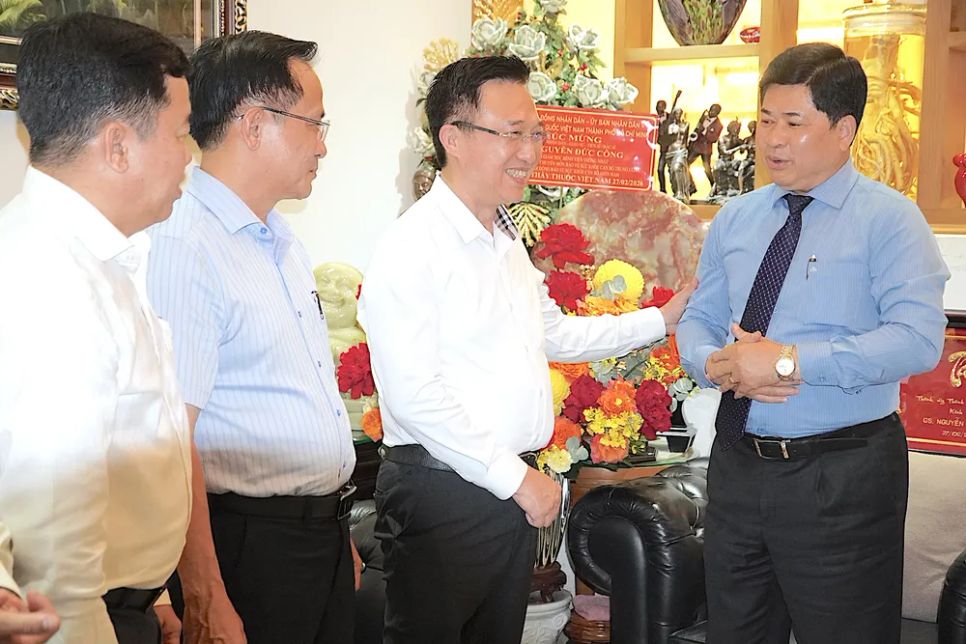 Đồng chí Đặng Minh Thông thăm GS-TS-BS Nguyễn Đức Công. Ảnh: QUANG HUY